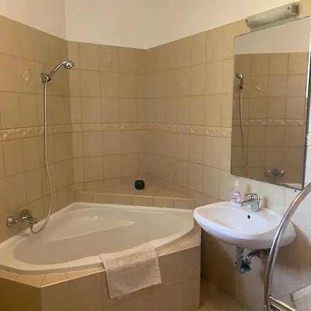 Feng Shui Wellness Apartmanhaz דירה *
